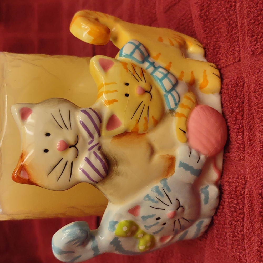 Whimsical ceramic cat candle holder - Picture 2 of 6